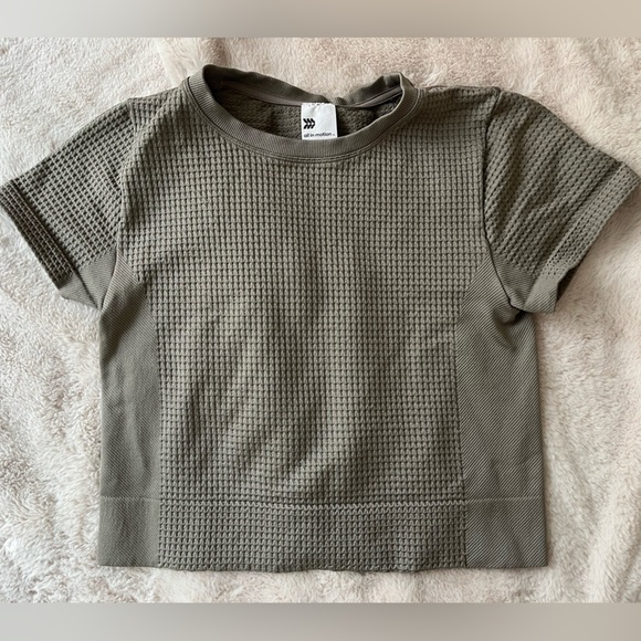 2/$20 ✨NWOT All in Motion Seamless Baby T-Shirt Dark Brown Size M - Picture 1 of 8